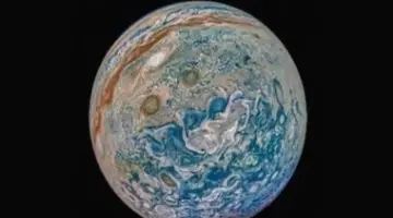 لماذا يمتلك المشتري أربعة أقمار بينما لا يملك زحل إلا قمراً؟ دراسة تجيب.